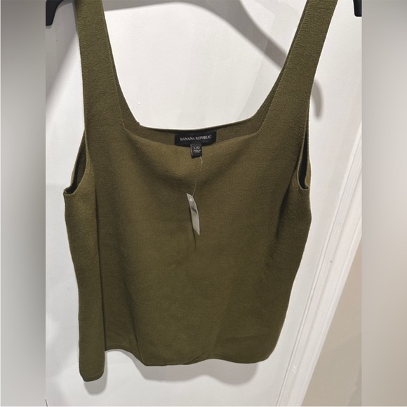 Banana Republic Hunter Green Chase Square Neck
Tank Top Size Large (NWOT) - Picture 3 of 7